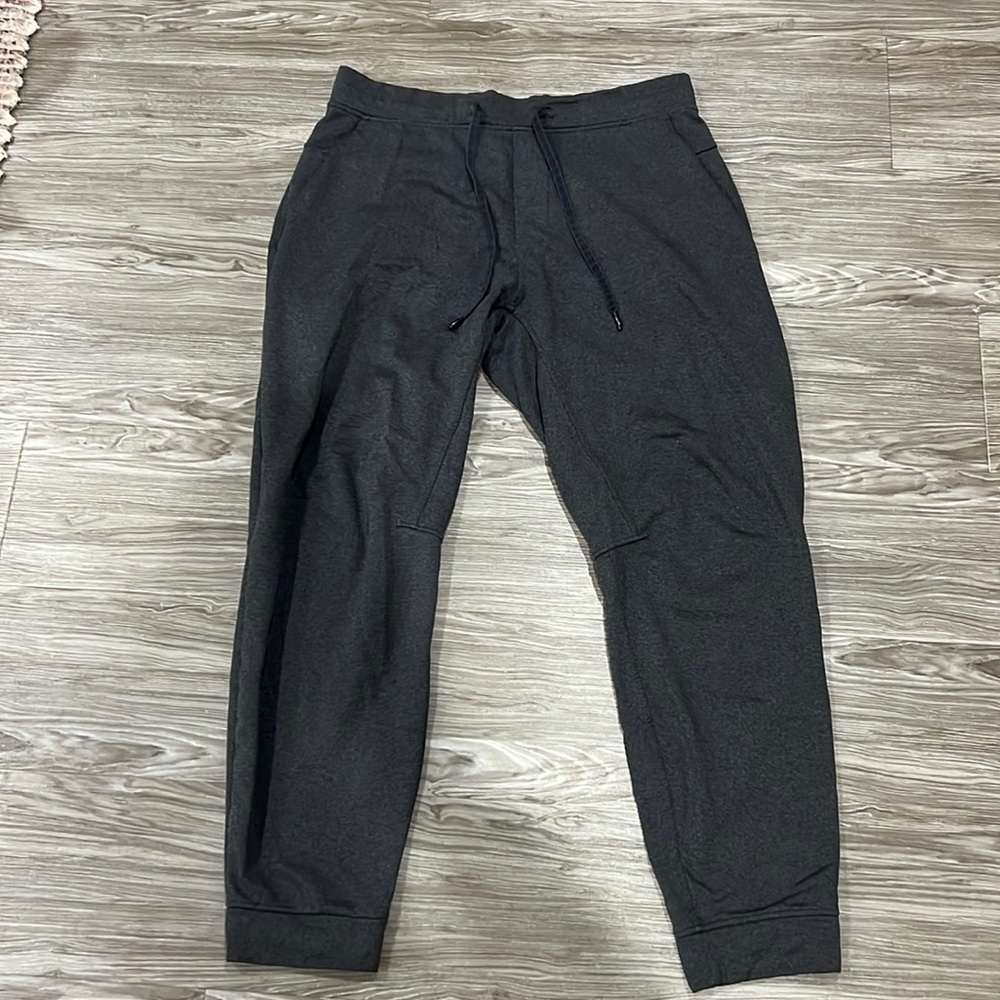 Men’s Lululemon sweatpants with pockets in great condition